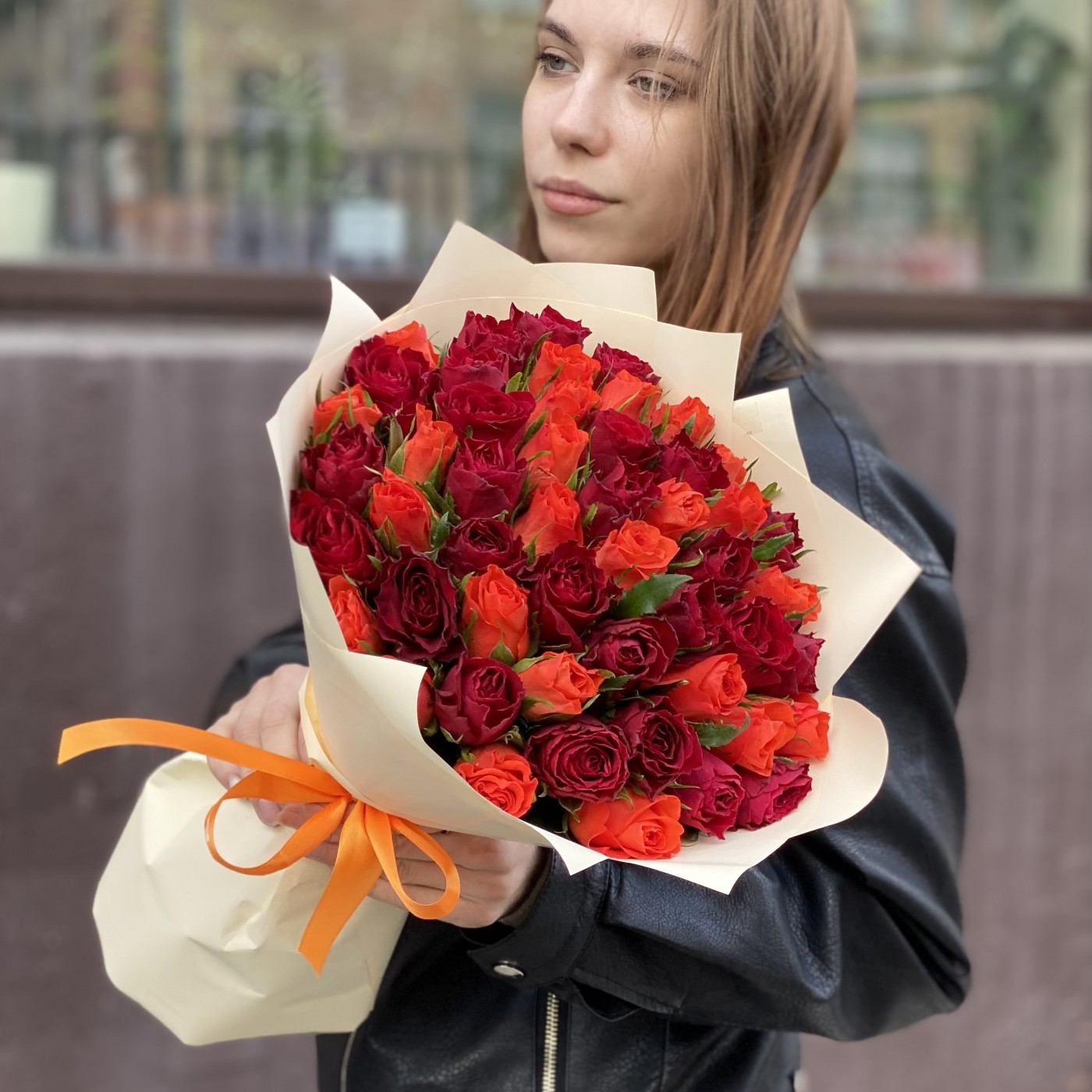 51 роза оранжевого и красного цветов